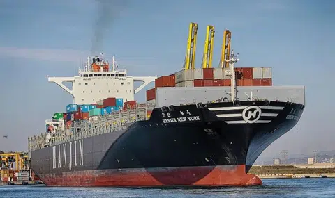2 anchored cargo ships collide in Singapore waters