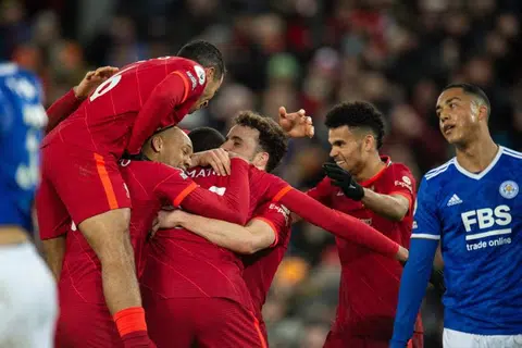 Jota double keeps Liverpool in title hunt, 10-man Arsenal win at Wolves