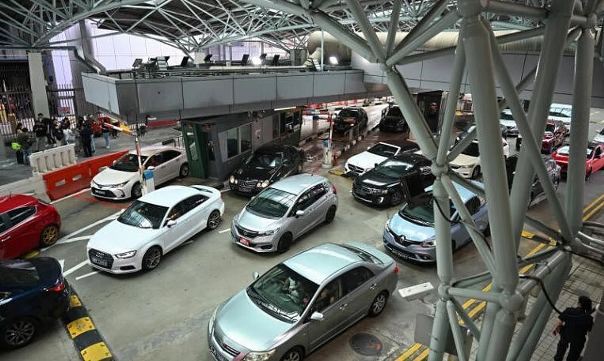 Good Friday falls on March 29, Qing Ming Festival on April 4 and Hari Raya Puasa on April 10 in Singapore. Very heavy traffic is expected at both land checkpoints during the period.