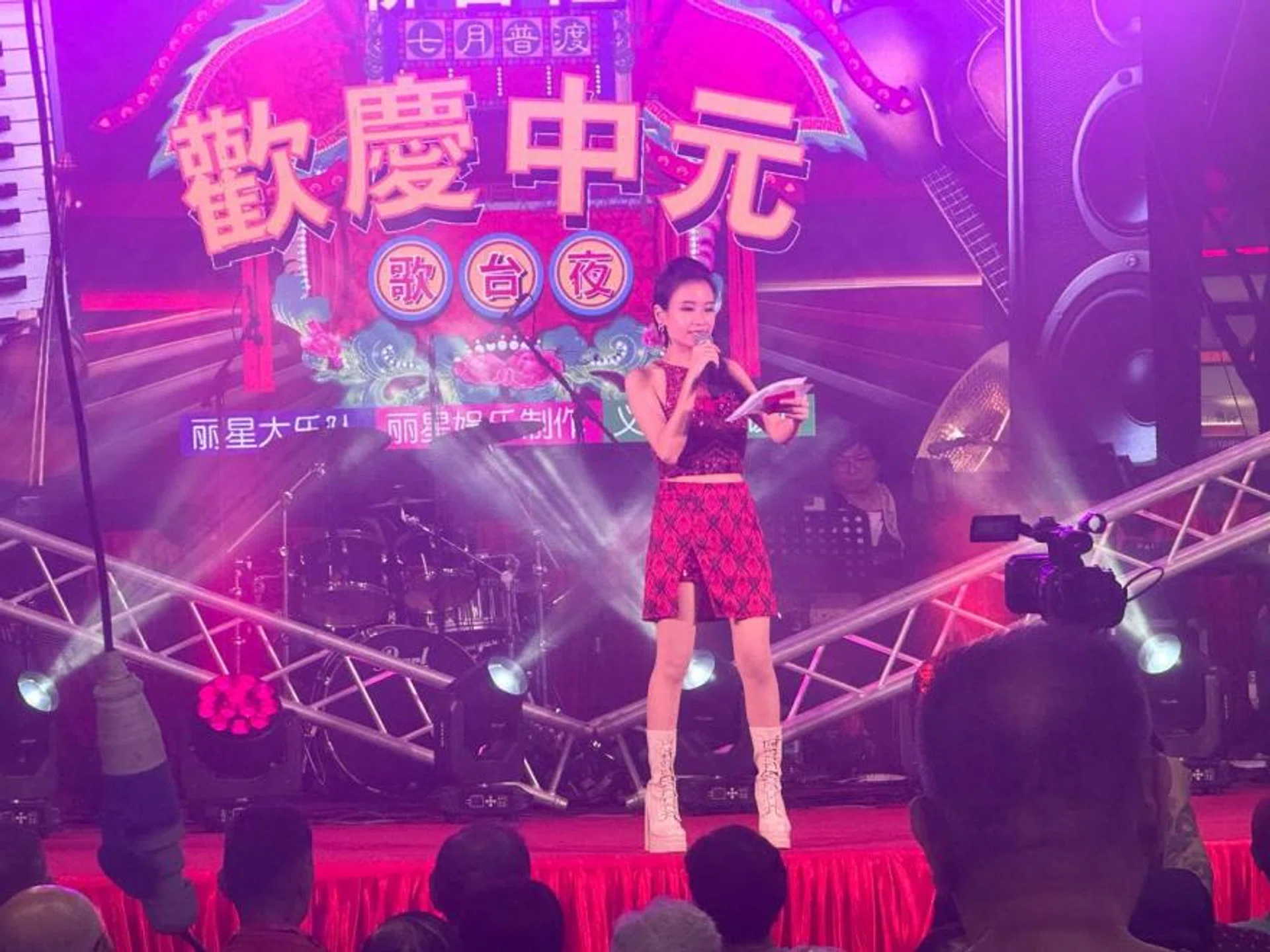 A familiar face in the vibrant getai scene, Li Peifen's journey began at the tender age of six, an impressive feat in an industry known for its seasoned veterans.