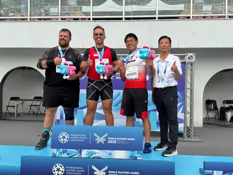 Toh WeiDe (second from left) claimed the discus and shot put 35+ titles at the World Masters Games.