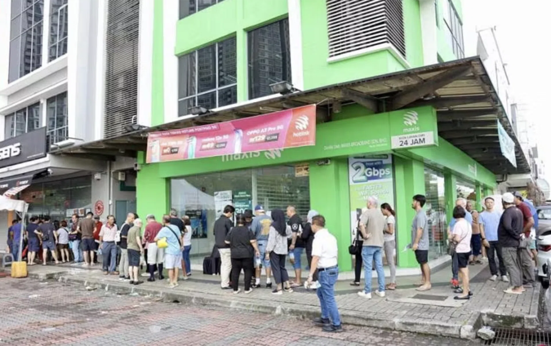 The queue outside the TCSens office in Danga Bay on Oct 1.