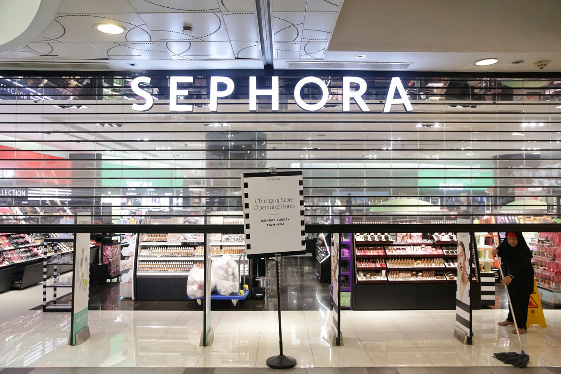 More than 35 Sephora customers went to the beauty retailer's social media platforms to vent about late deliveries. 