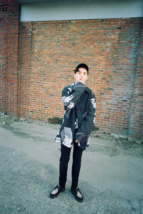 Win passes to meet K-pop star Dean in person