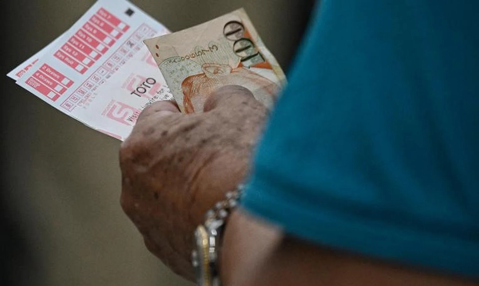 The winning numbers were 2, 10, 12, 13, 45 and 48. The additional number was 11. 