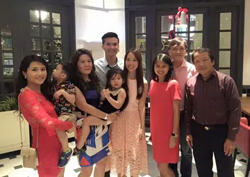 Bride hosts 'wedding' dinner alone after fiance gets HFMD