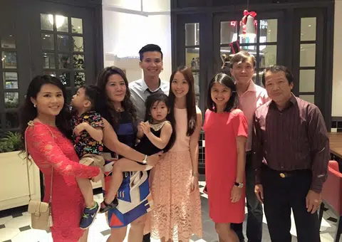 Bride hosts 'wedding' dinner alone after fiance gets HFMD