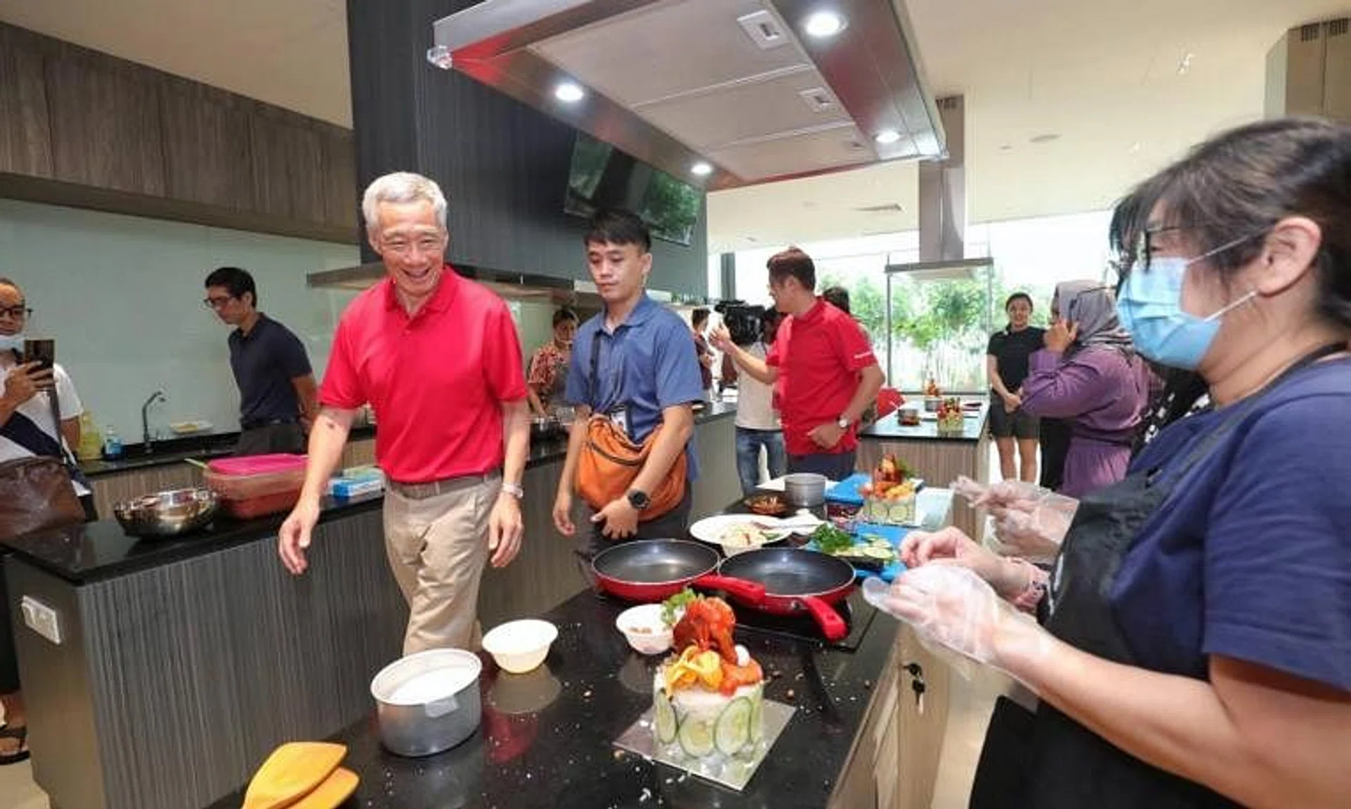 Prime Minister Lee Hsien Loong taking a tour of the culinary studio in Fernvale Community Club on Sept 25, 2022.