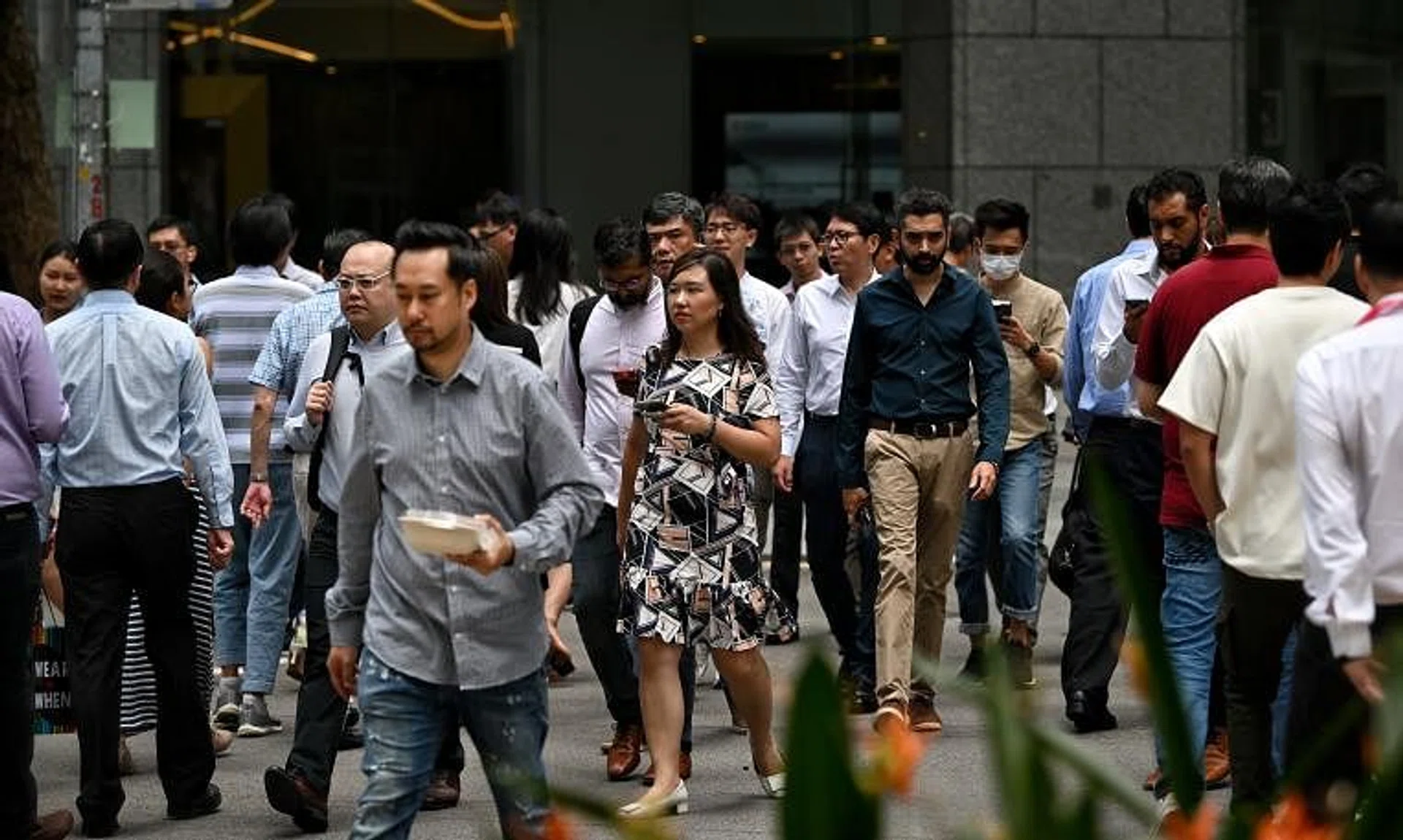 The Public Service Division said the bonus amount was decided in close consultation with public-sector unions.