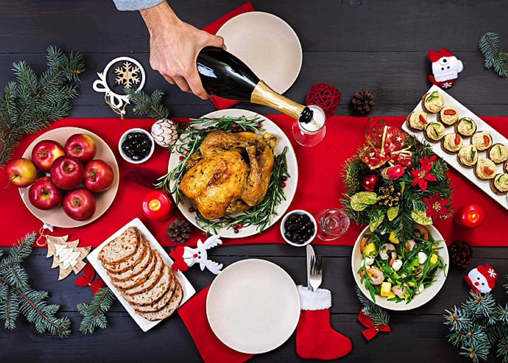 Healthy options at Christmas feasts include fresh fruit and salads with vinaigrette.