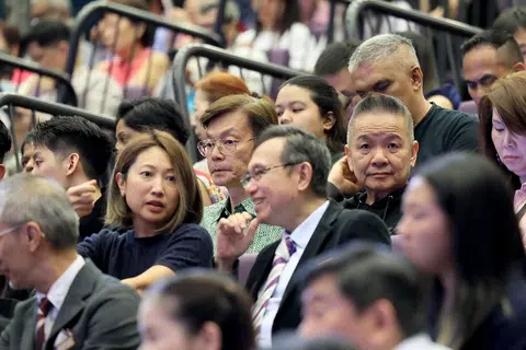 Local actors Marcus Chin (right) and Mark Lee (left, wearing spectacles) who are Chew's friends, attended the ceremony.