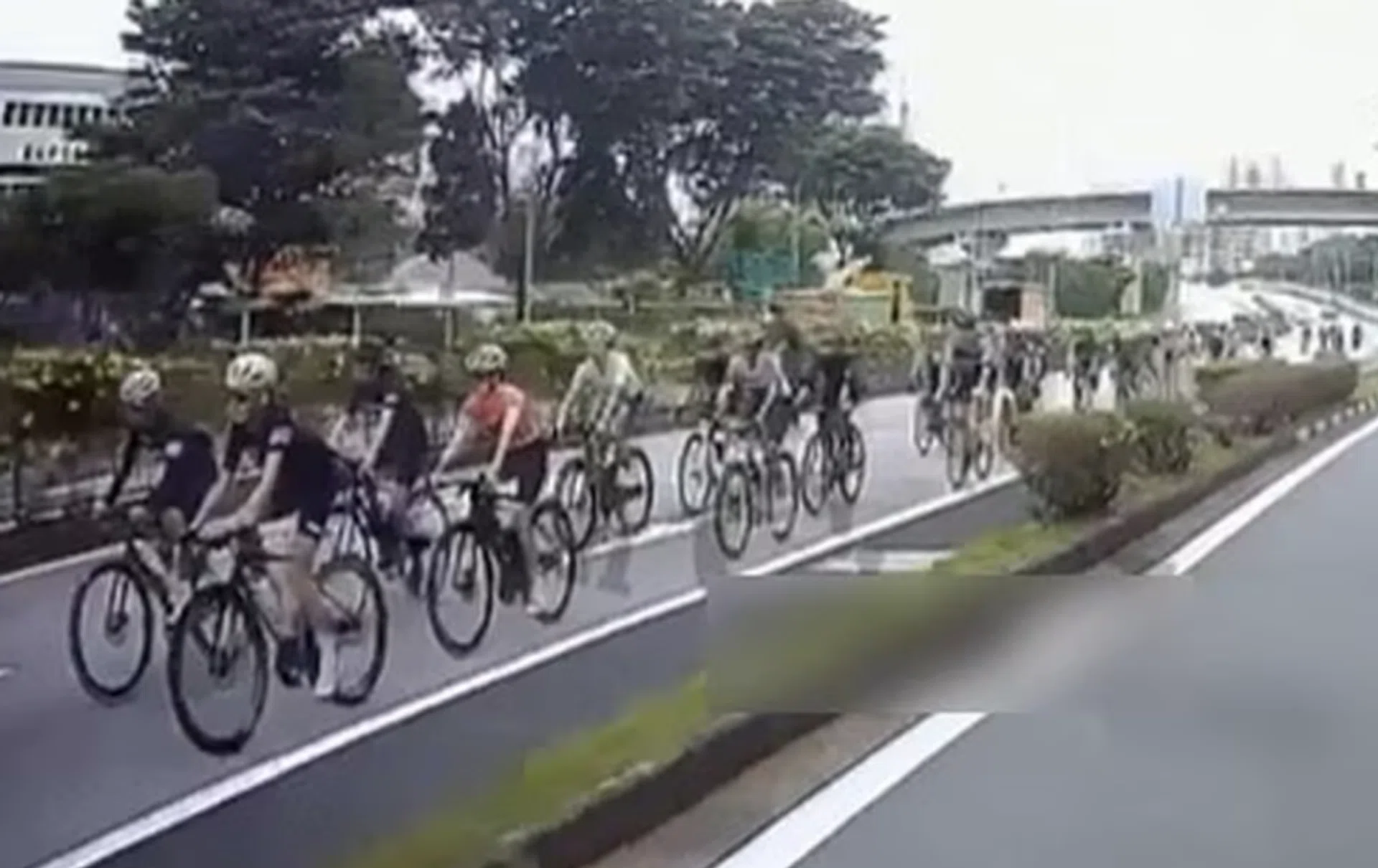 The group stretched for about 20m on the road.