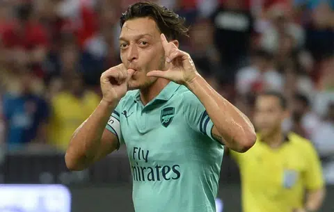 Oezil shines on return as Arsenal crush PSG