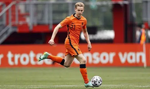 De Jong and Depay's lack of playing time a concern ahead of World Cup, says Kluivert