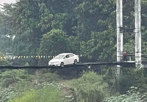 Thai driver relying on GPS ends up on suspension bridge