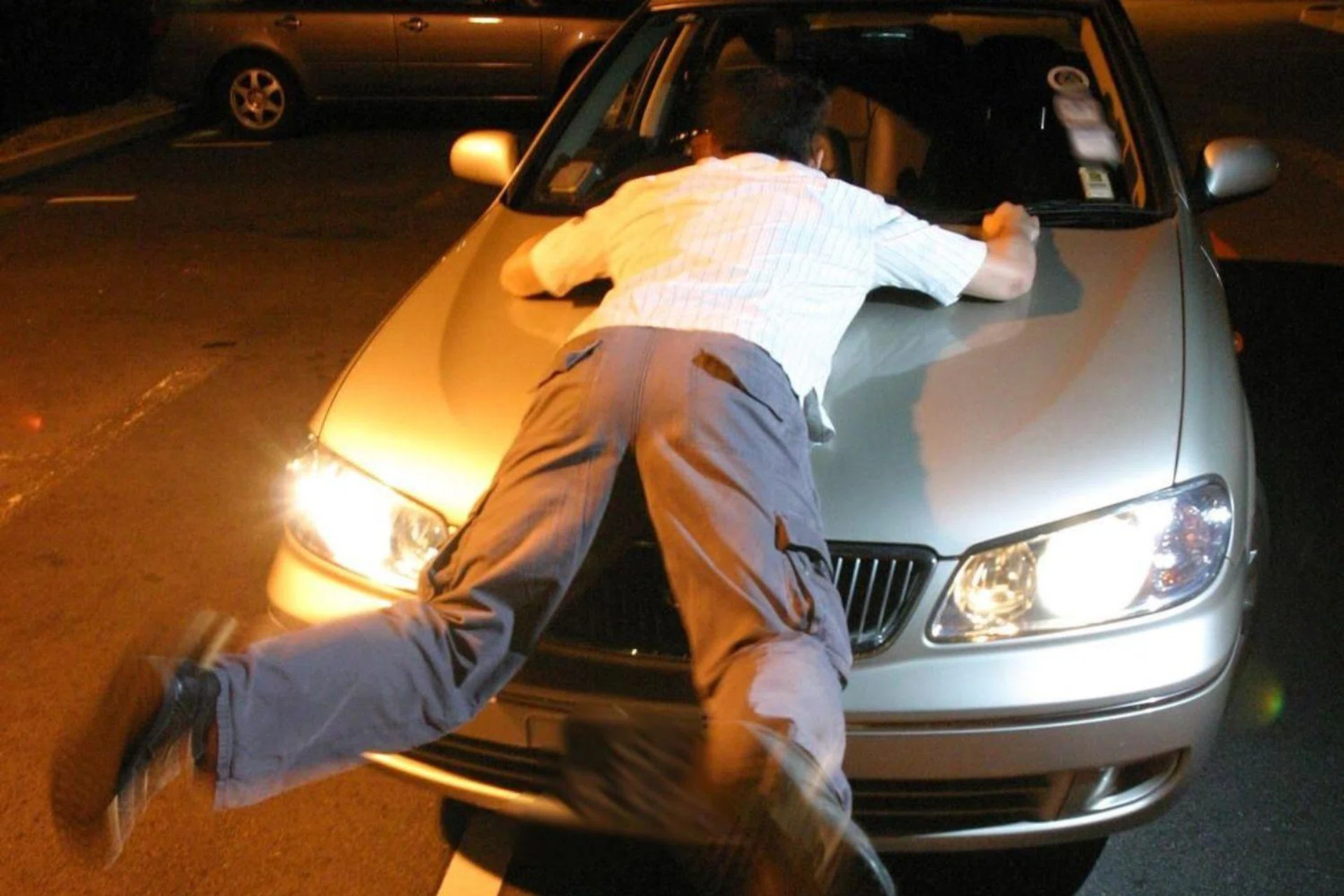 The husband, Wu Yongsheng, lost his balance and fell off the car bonnet, sustaining injuries.