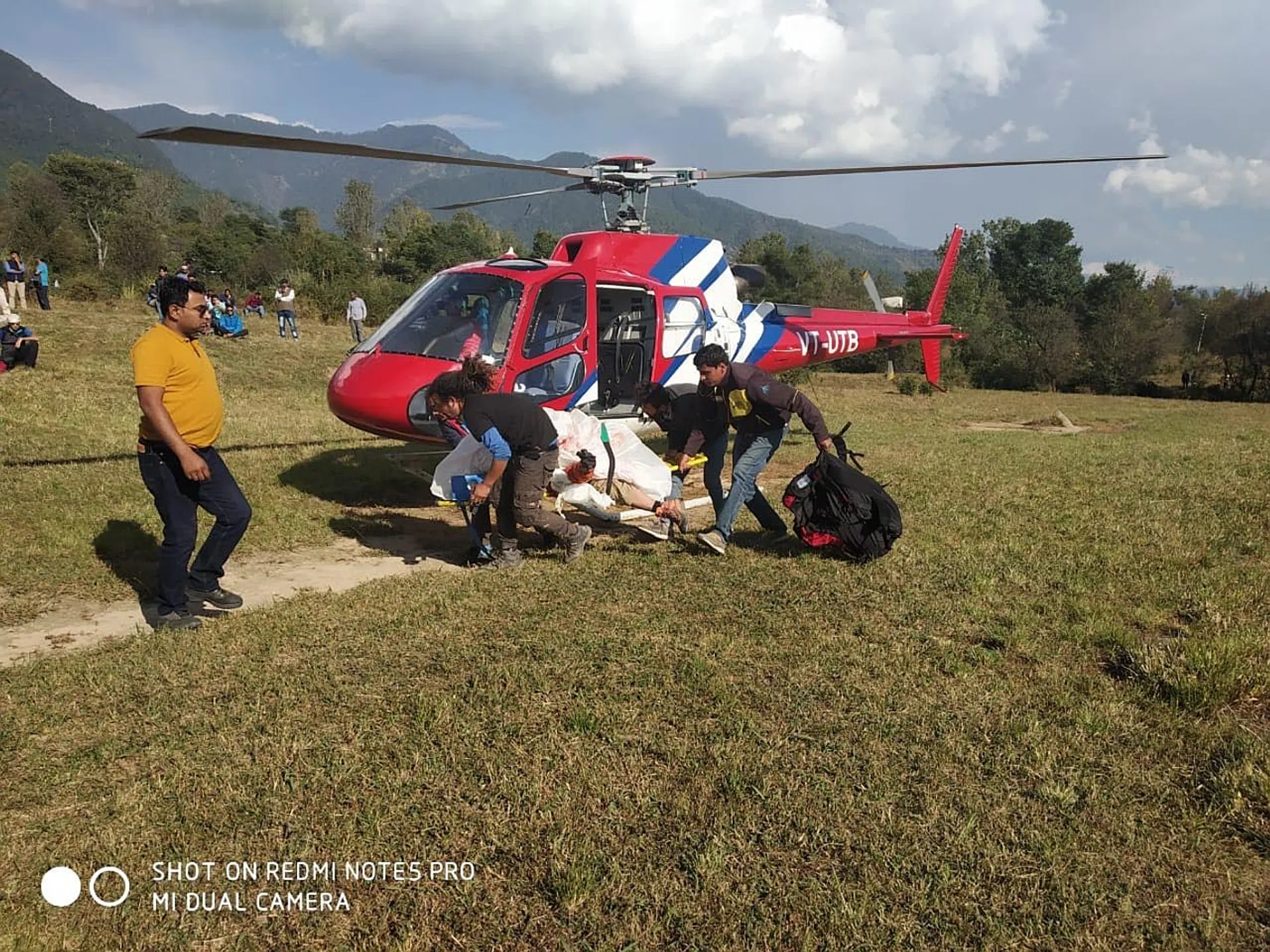 Rescue personnel touching down with Mr Ng's body on Tuesday. 