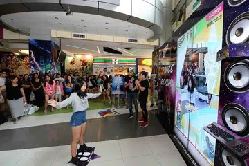 Fans dance  for chance to meet Selena Gomez