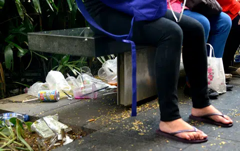 Singaporeans' trashy habit