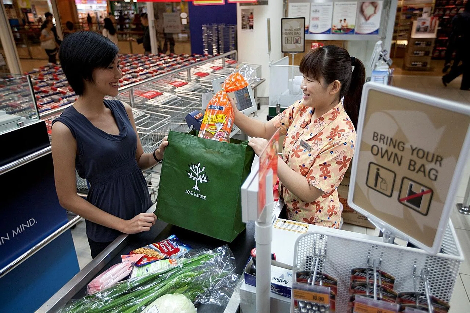 Yesterday, FairPrice ended its practice of giving 10 cents to customers who have their own bags. 
