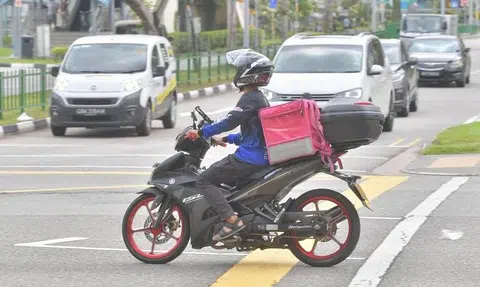 Freelance and delivery drivers, riders to receive up to $300 under NTUC scheme