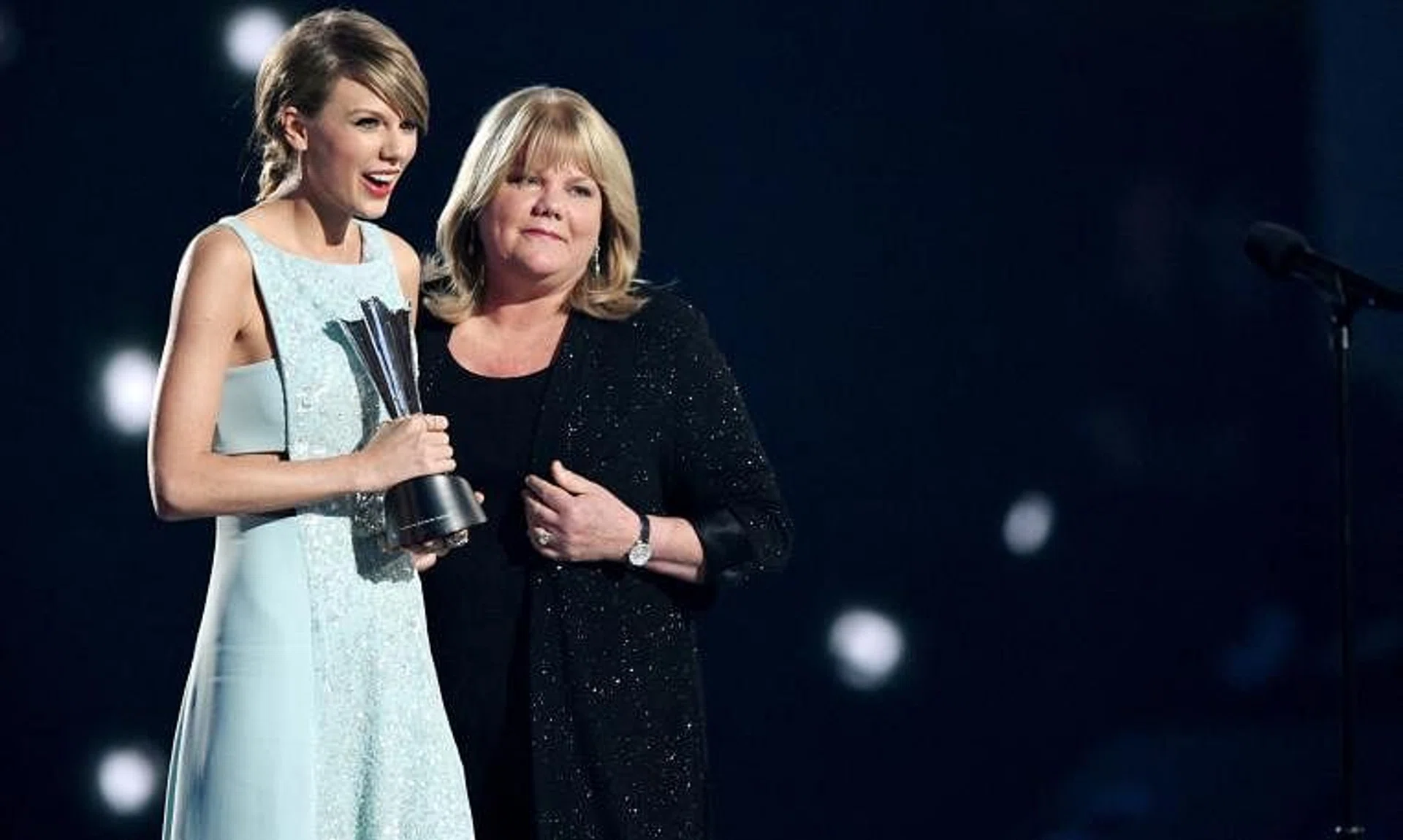 Andrea Swift is widely applauded as a brilliant "momager" who helped propel her daughter to superstadom. 