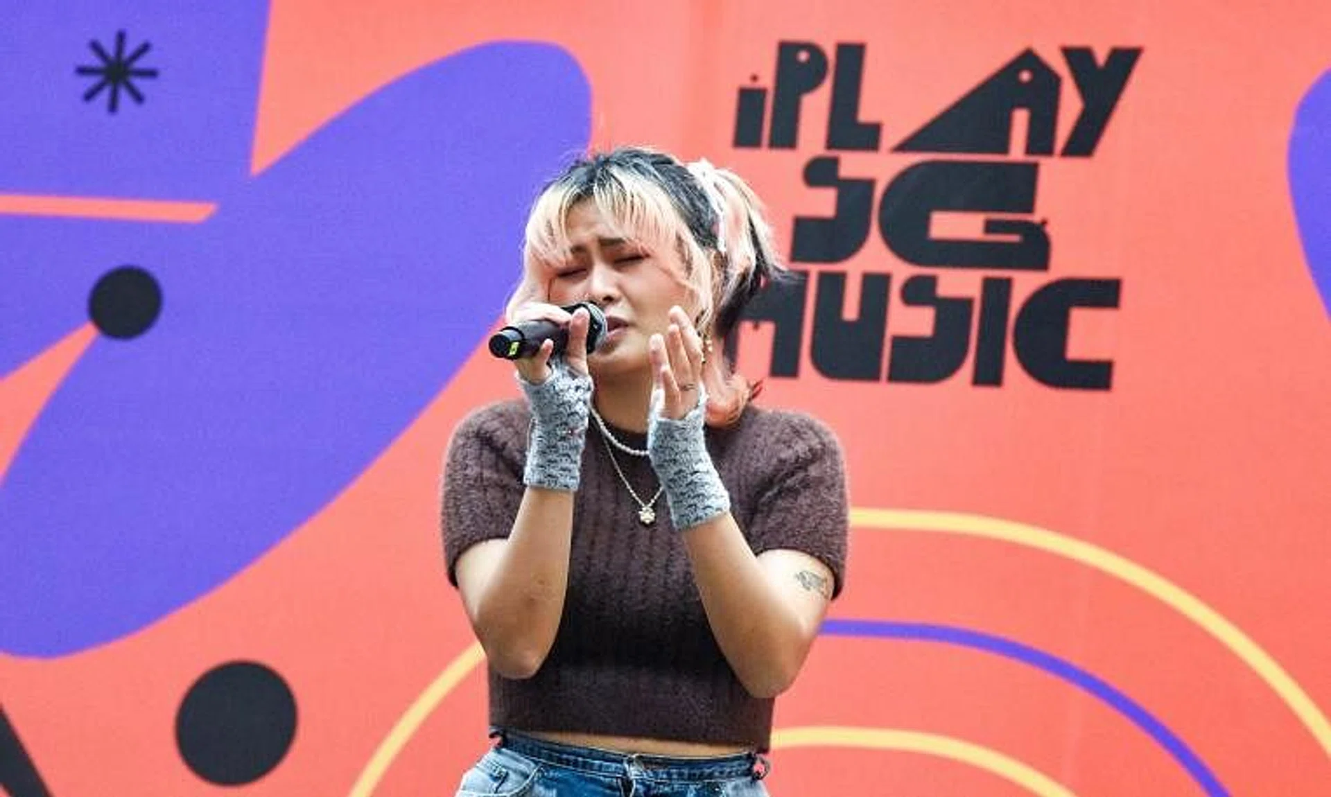 Singer-songwriter Marian Carmel Saturno performing at the launch of the I Play SG Music campaign on Aug 30. 