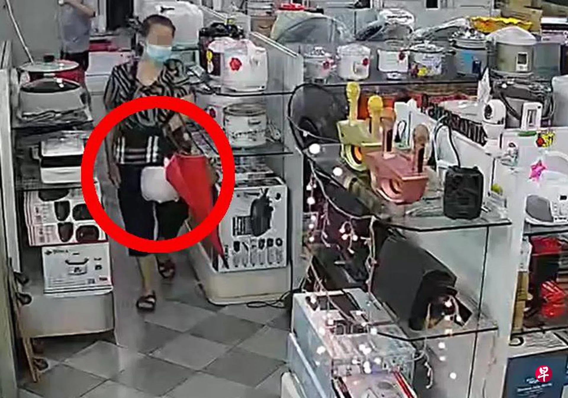 The woman used an umbrella and her handbag to conceal the rice cooker. 