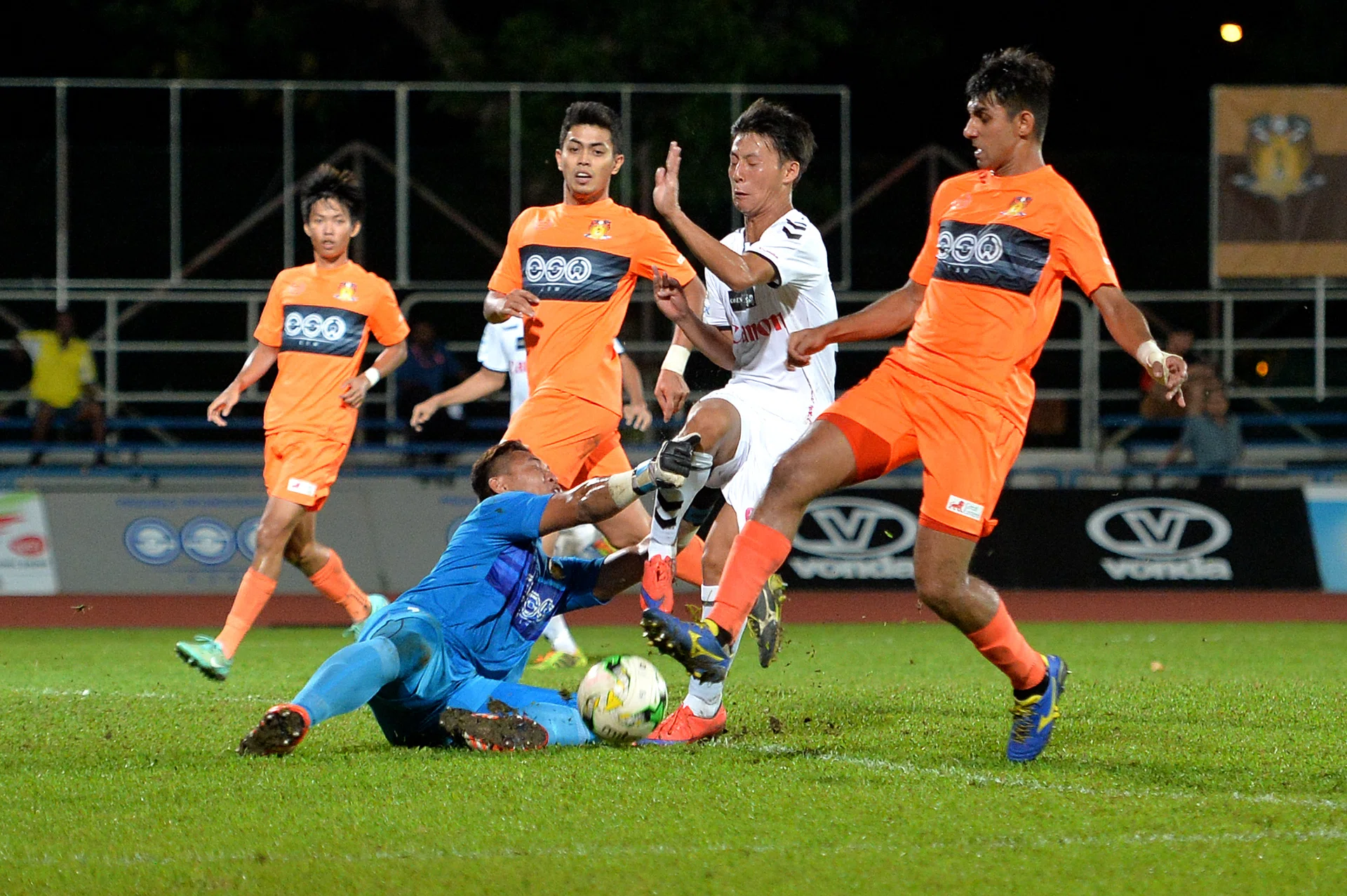 RUN ENDS: Albirex Niigata (in white) broke Hougang’s (in orange) six-game unbeaten streak at home last night. 
