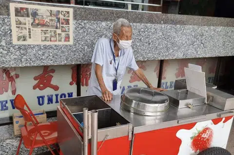 Uncle Boon wanted to leave hospital, sell ice cream again