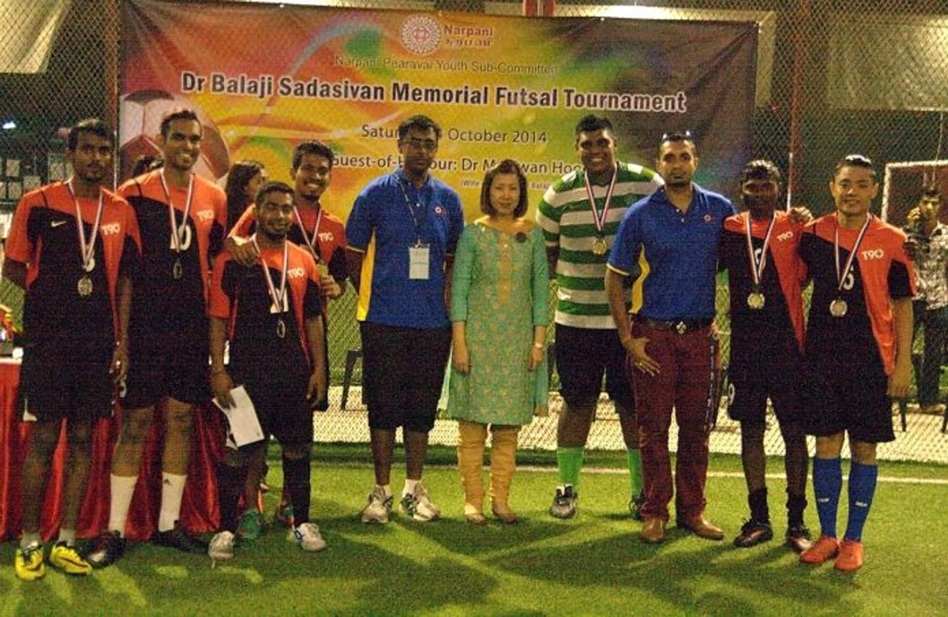 FOR A GOOD CAUSE: Dr Ma Swan Hoo (centre), wife of the late Dr Balaji Sadasivan, with a team taking part in the 2014 edition of the Futsal Fives.
