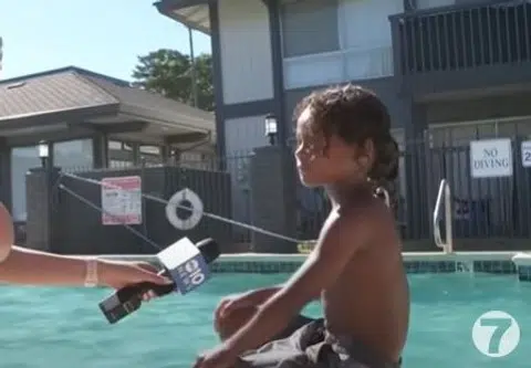 US boy, 7, dives to bottom of pool to save toddler