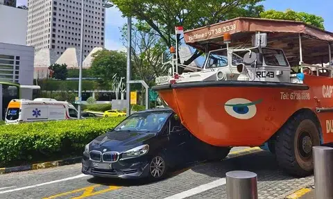 Tempers flare after accident between duck boat and car causes tour disruptions