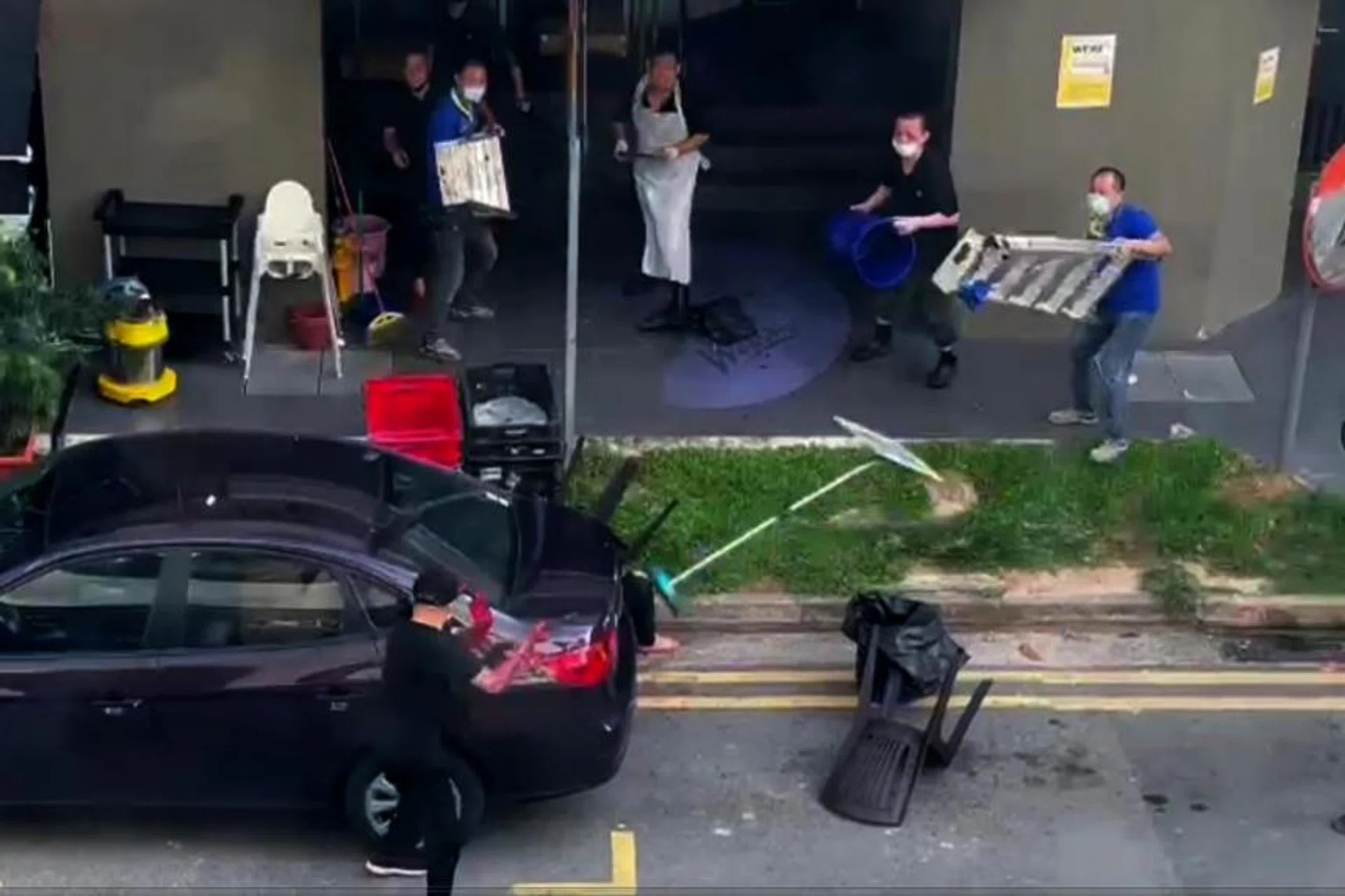 An image from the Internet shows the slashing suspect in a stand-off with members of the public.