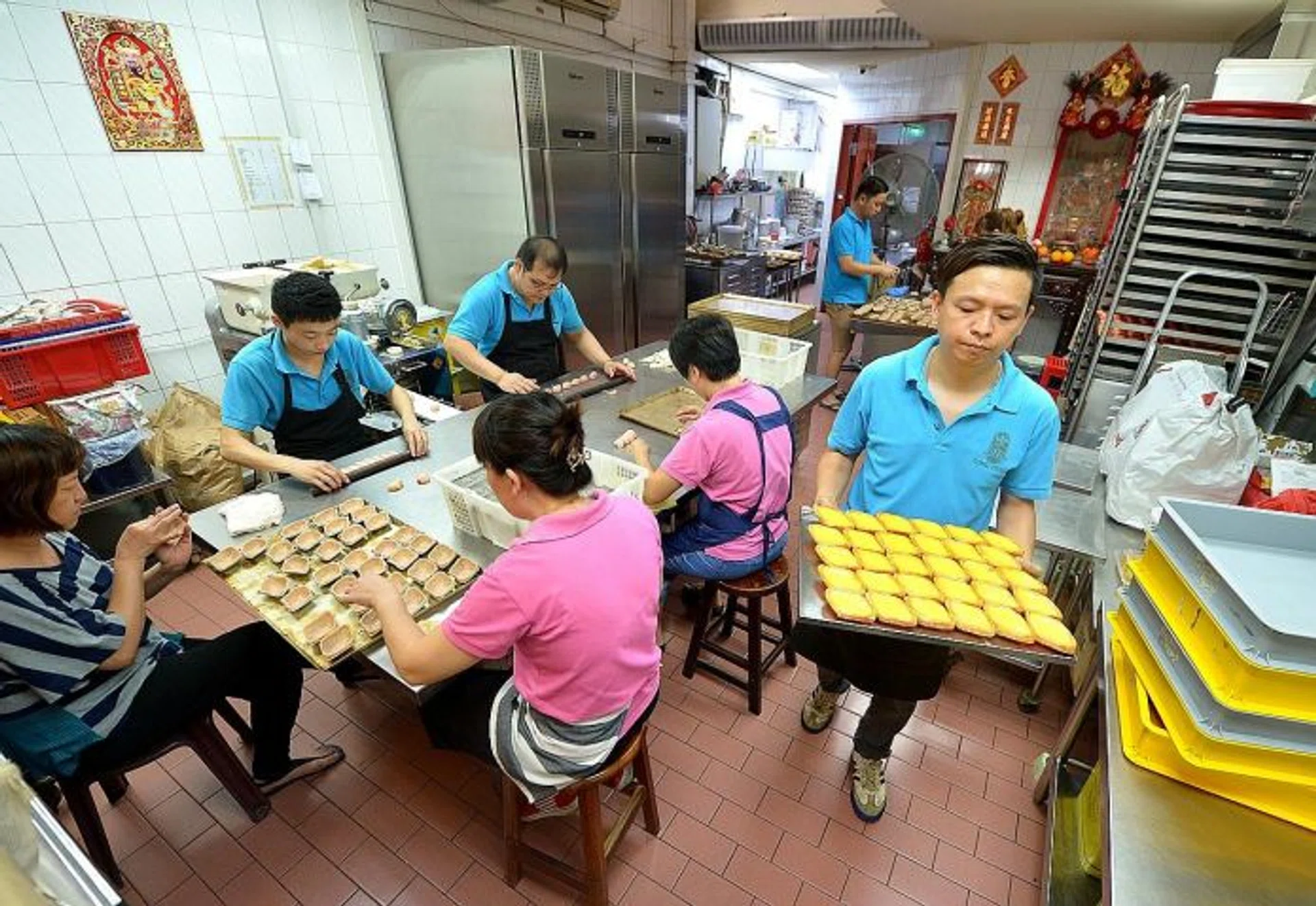 HARD WORK: Tong Heng, which opened in the late 1920s, is famous for its egg tarts. Its employees continue to roll and mould the pastries by hand to produce better results.