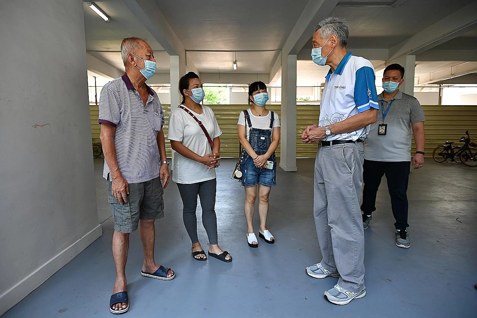 Prime Minister Lee Hsien Loong, an MP for Ang Mo Kio GRC, speaking to people during his visit to the testing site. 