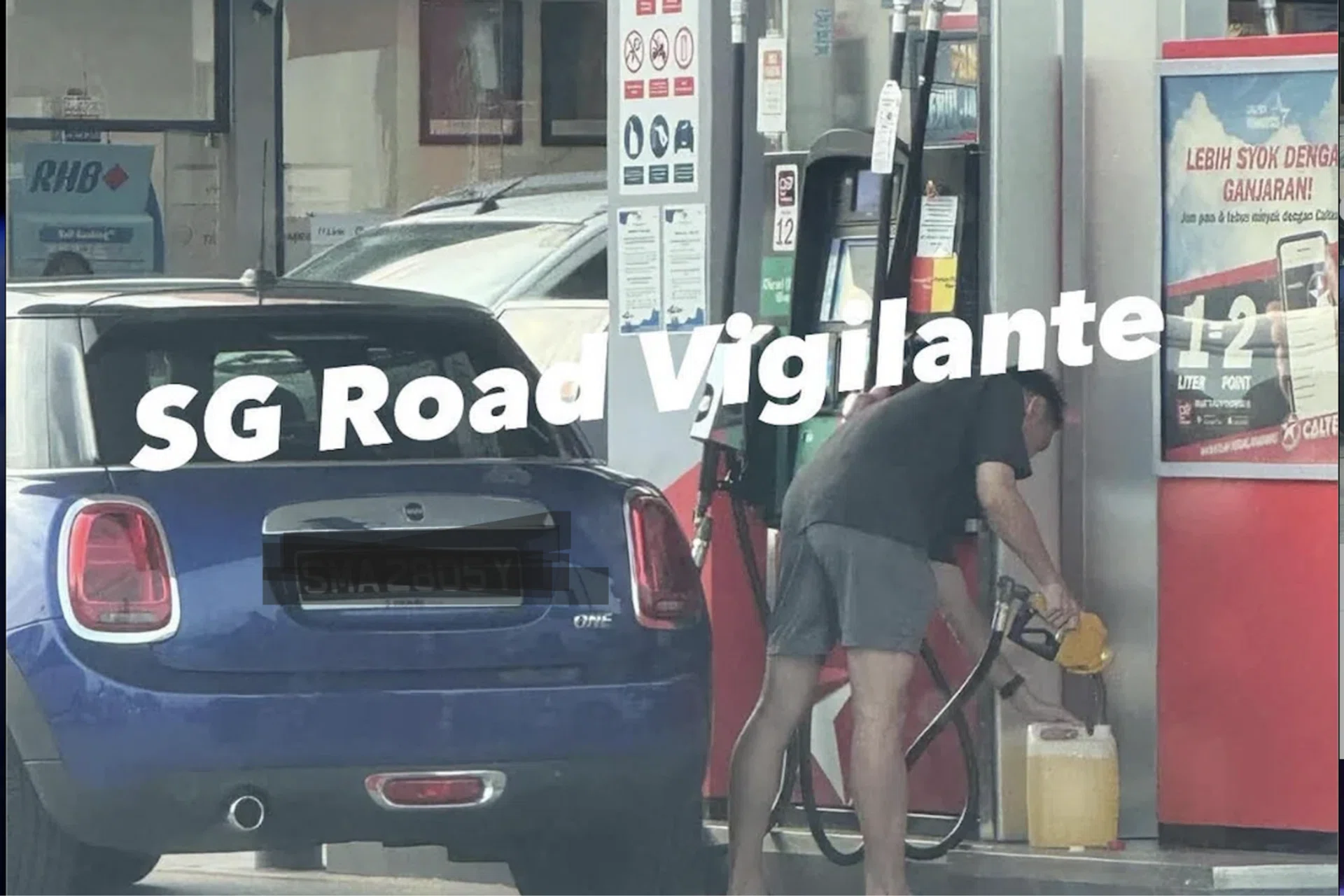 Netizens labelled the man's actions "sia suay" (disgraceful). 