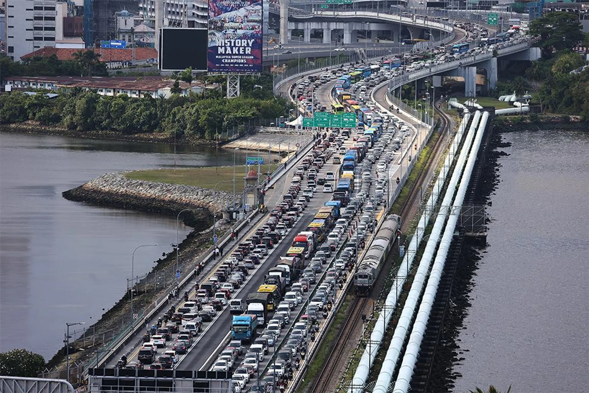 Malaysia Deputy Prime Minister Fadillah Yusof announces plans to extend QR code immigration clearance to car lanes at Malaysia’s land checkpoints this year.