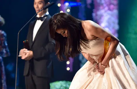A remorseful Rui En apologises at Star Awards 2016