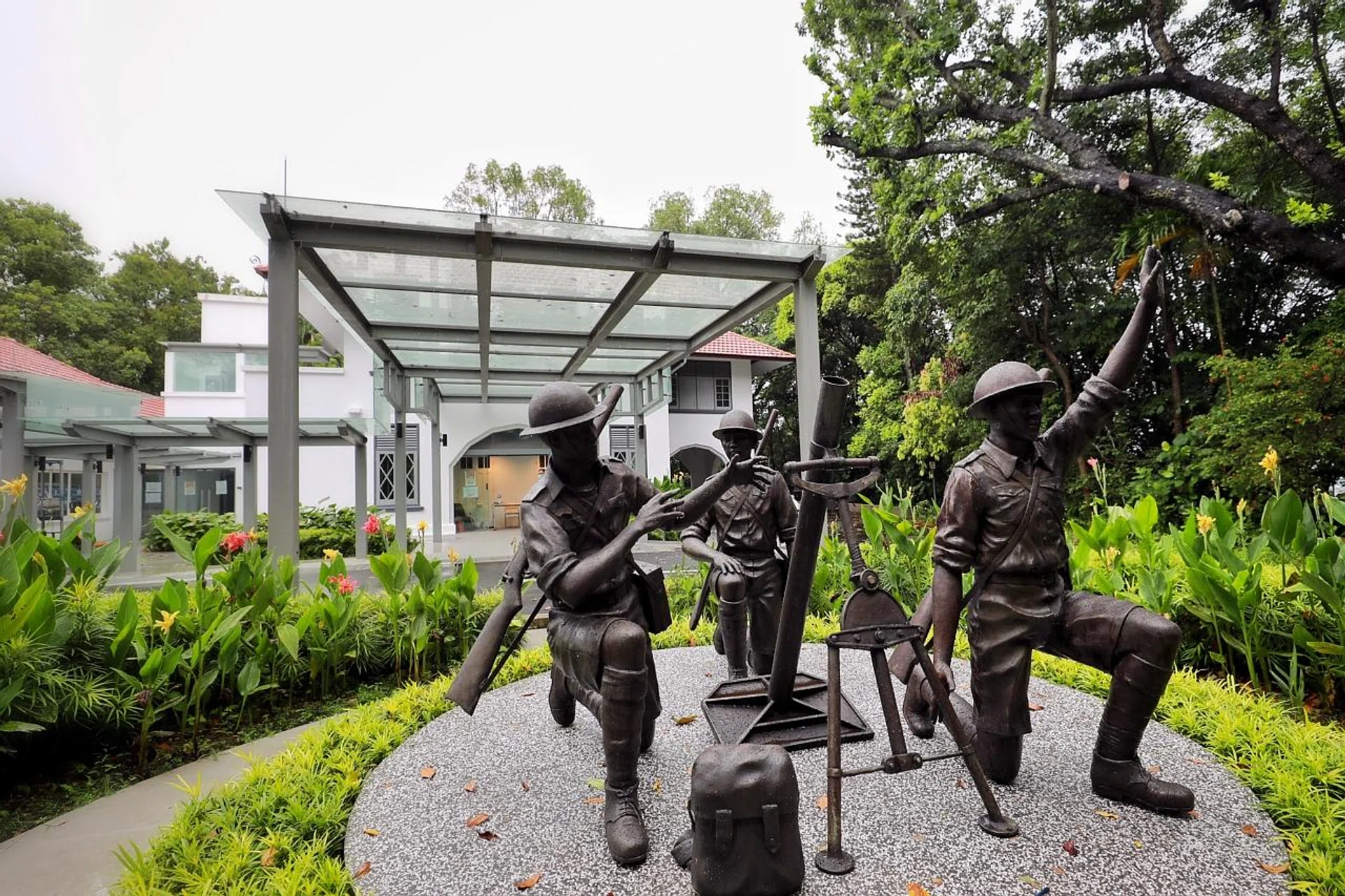A sculpture of the mortar crew of the Malay Regiment at the front of the building. 