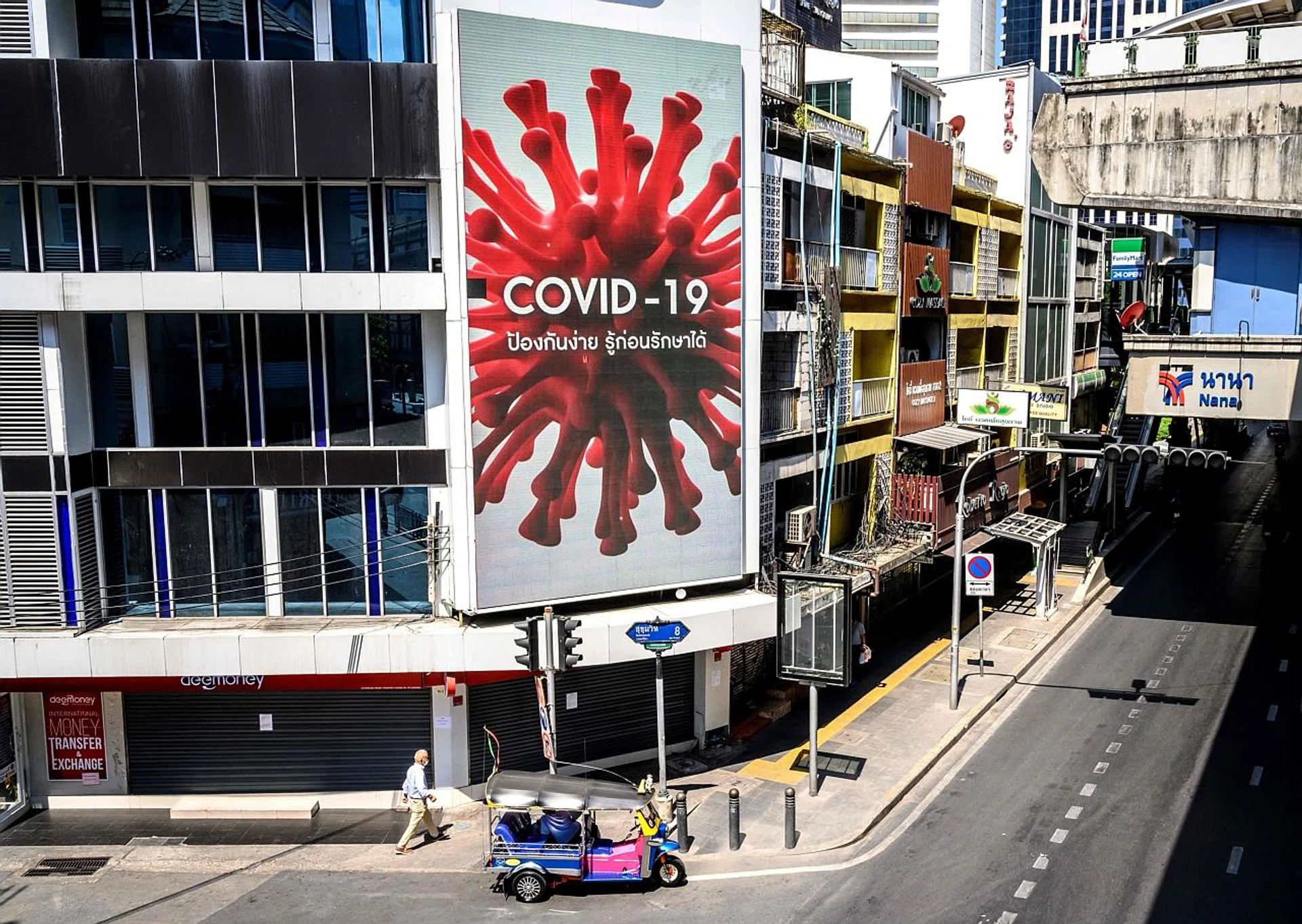 A screen showing information about Covid-19 in Bangkok. 