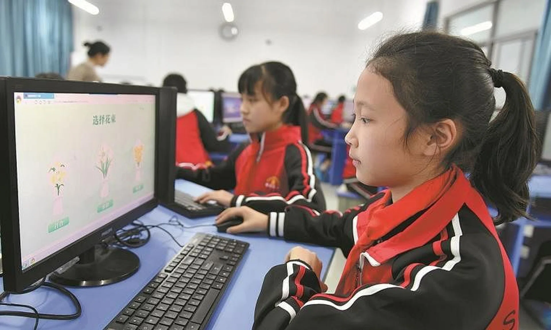 Students pay respect to the deceased through a website at their school in Zigui, Hubei province.