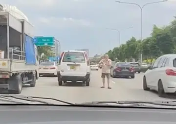 Elderly man walks out of van to ask directions in the middle of PIE
