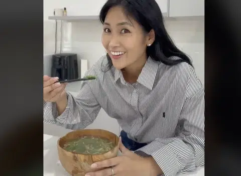 Japanese content creator makes ramen with chendol jelly