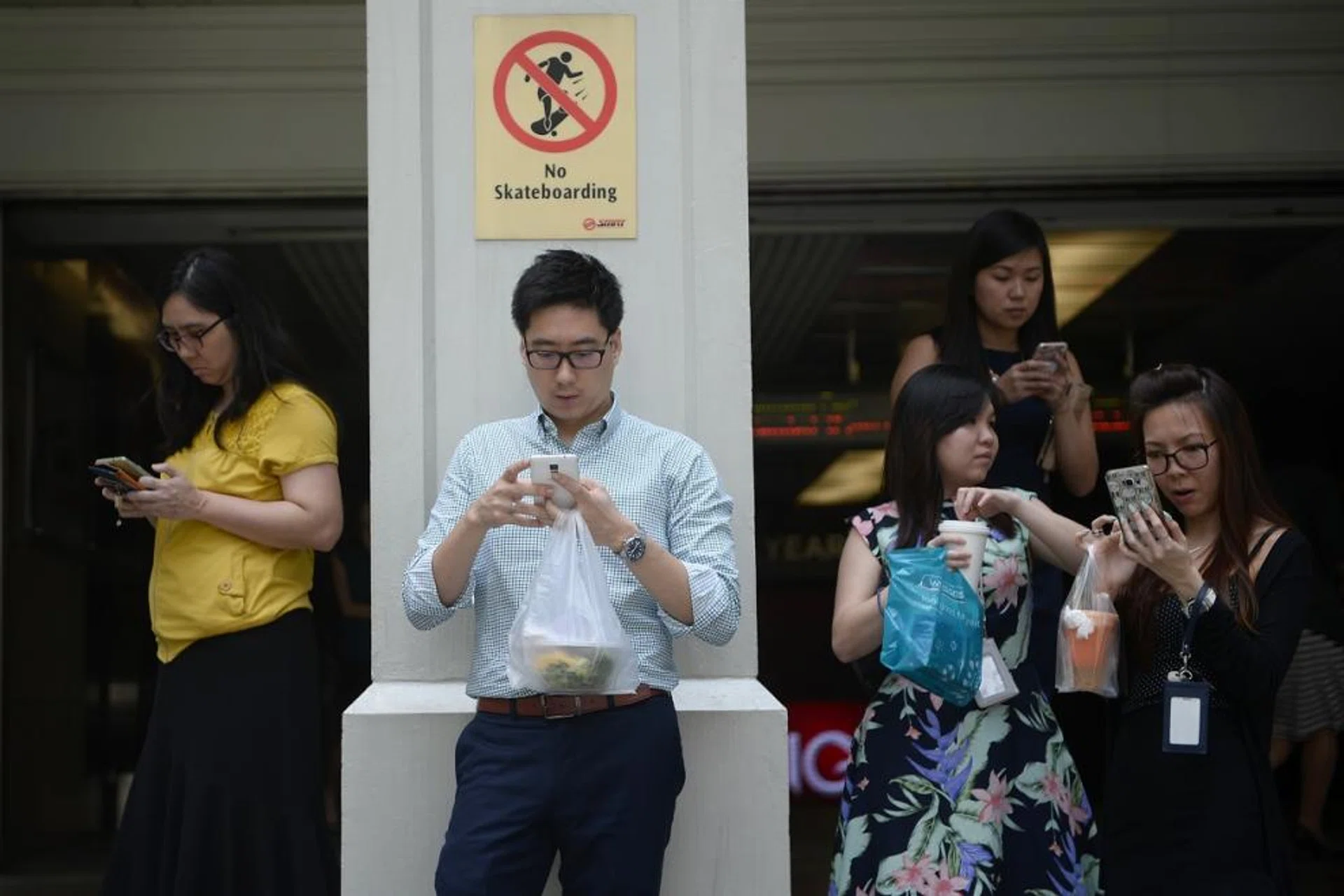 Seven in 10 Singaporean are active social media users on the go. 