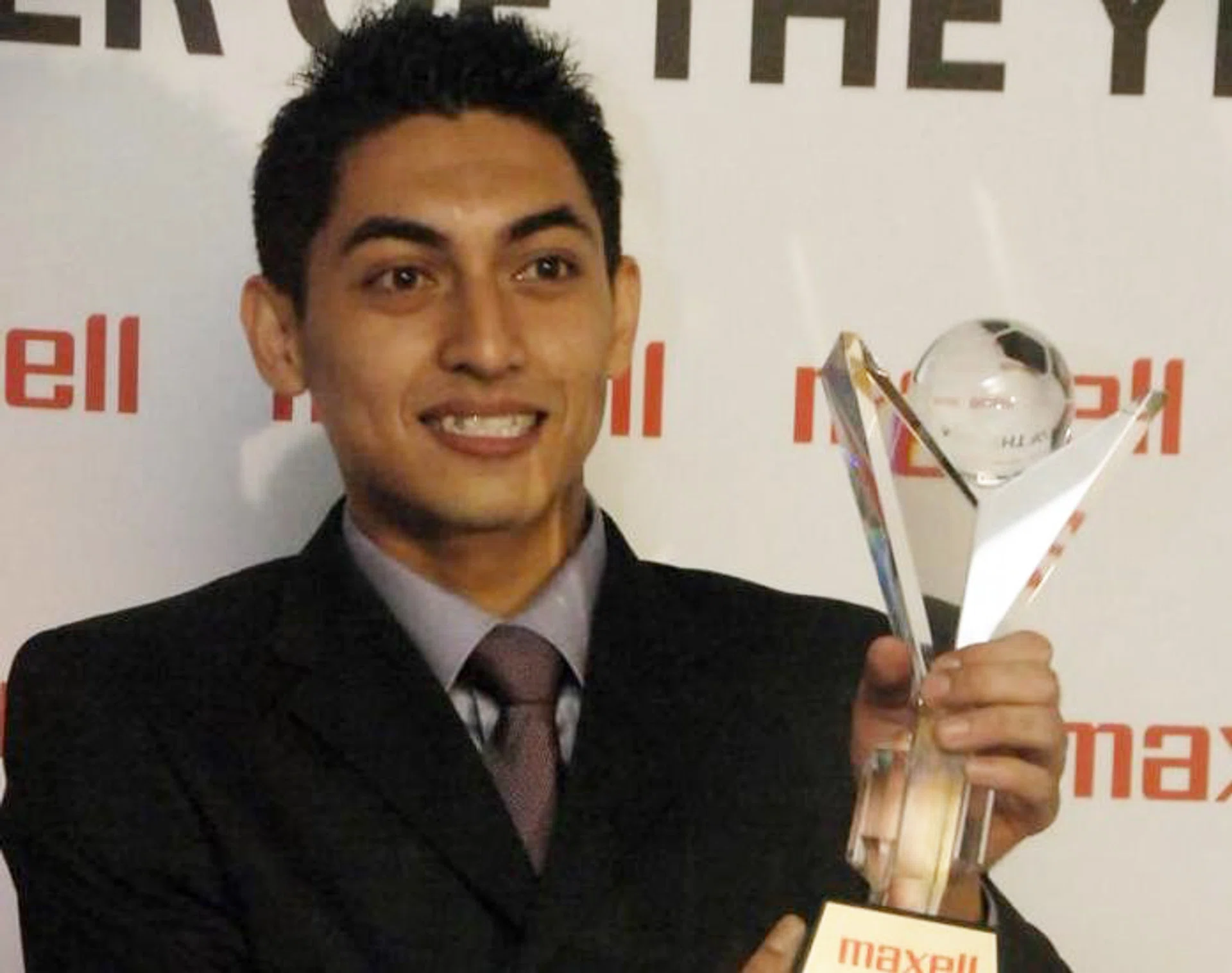 Shariff Samat with the 2007 SLeague Young Player of the Year Award. 