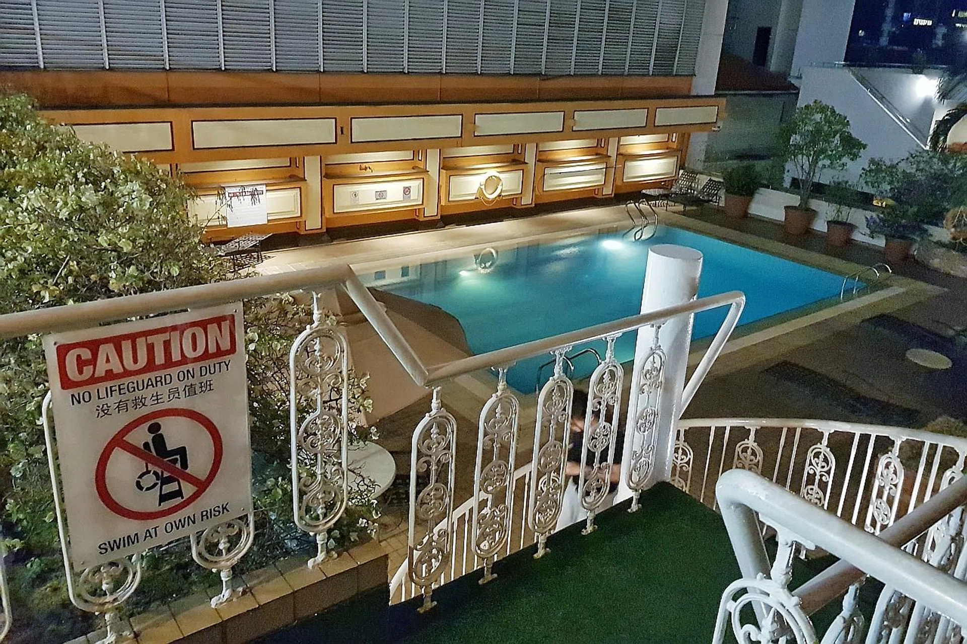 A sign warning that there is no lifeguard on duty. 