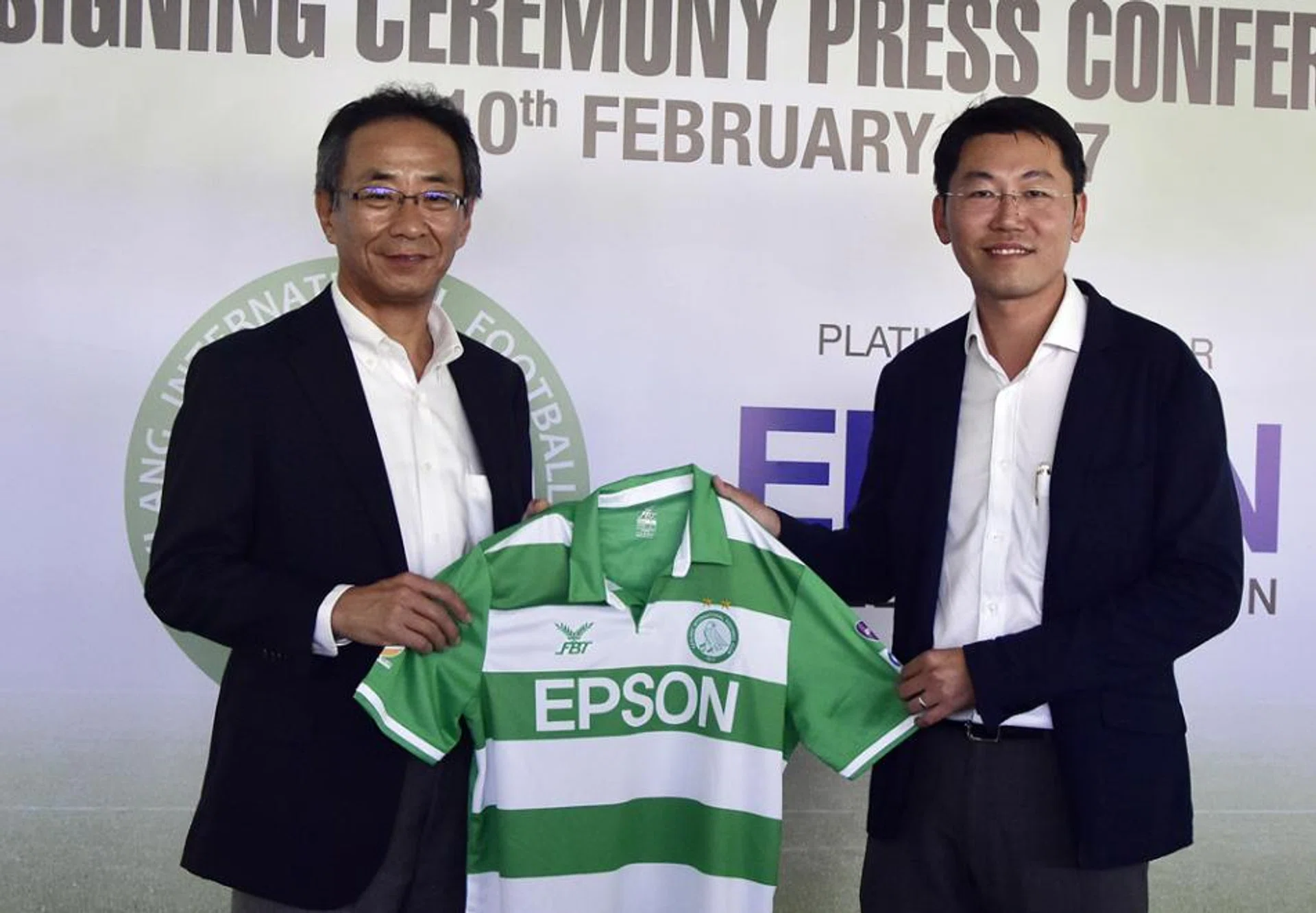 S-League football club Geylang International’s chairman Ben Teng (right) presenting an Eagles jersey to Toshimitsu Tanaka, Epson Singapore’s managing director
