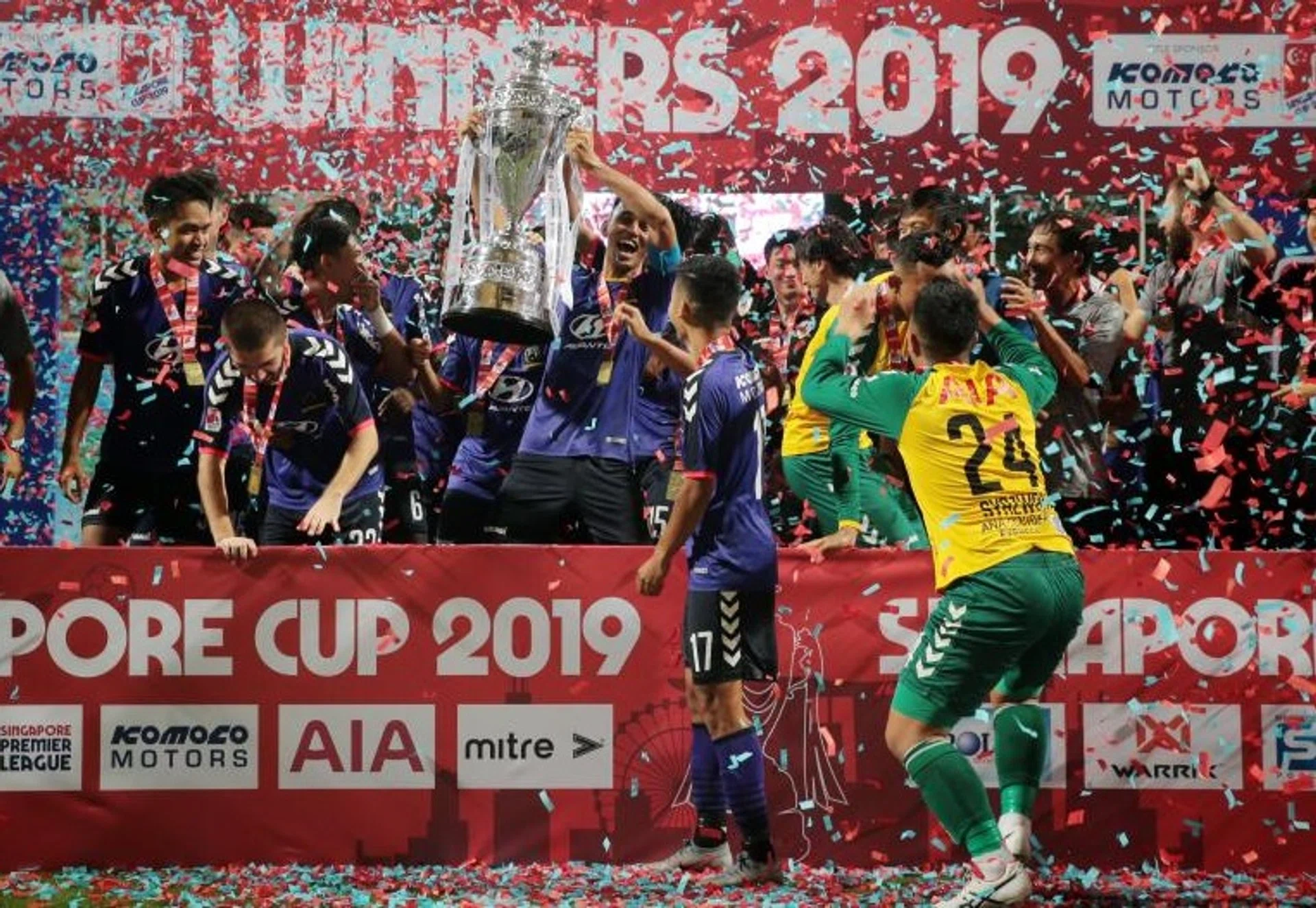Tampines Rovers captain Shahdan Sulaiman lifting the Komoco Motors Singapore Cup after the Stags defeated Warriors FC.
