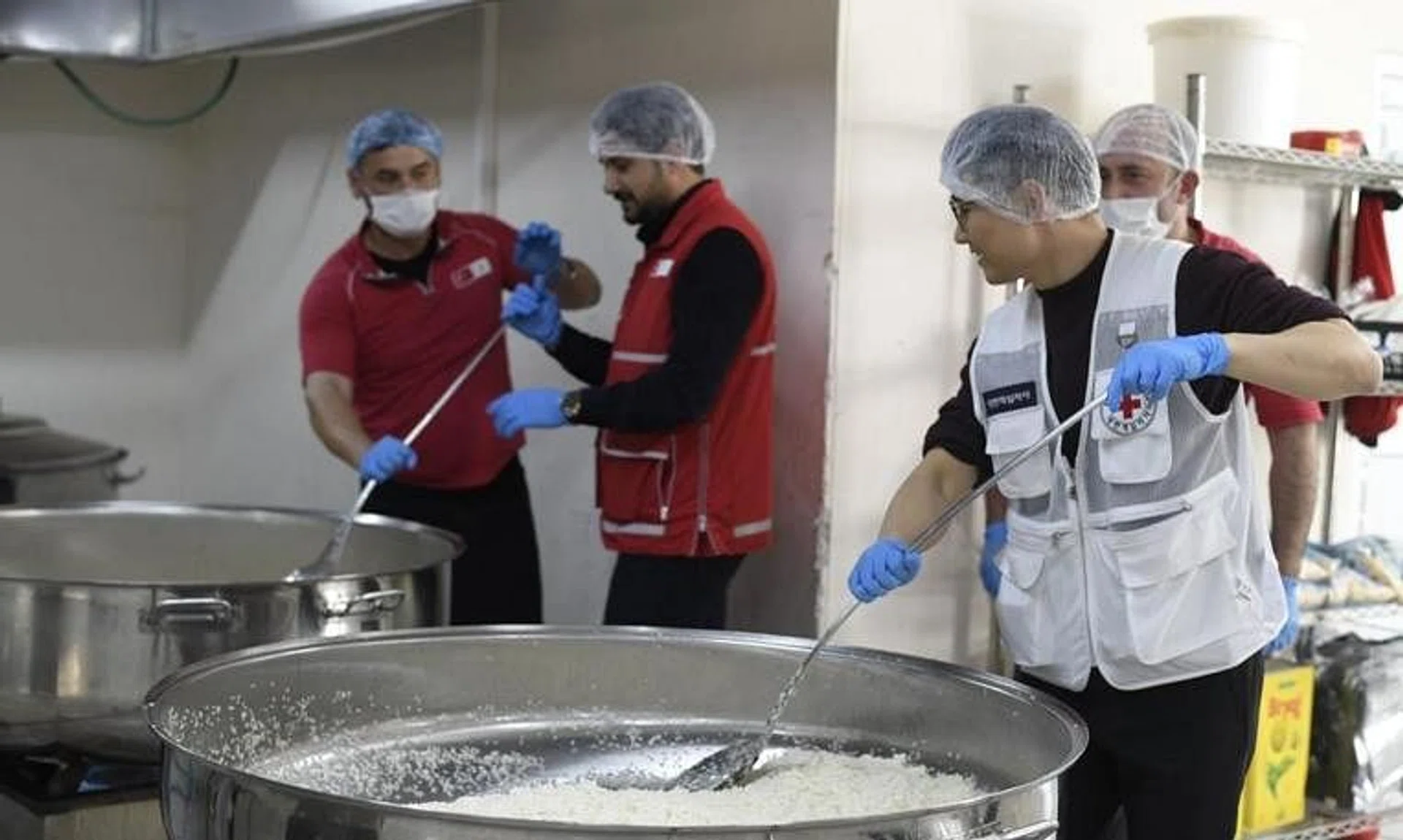 The emergency humanitarian kitchen aims to provide hot meals for at least 7,000 displaced families and medical evacuees daily.